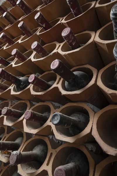 Itália, Sicília, Província de Ragusa, barris de vinho de madeira numa adega — Fotografia de Stock