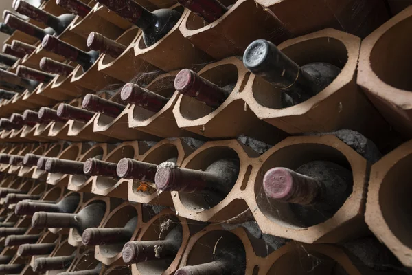 Italia, Sicilia, Provincia de Ragusa, barricas de vino de madera en una bodega — Foto de Stock