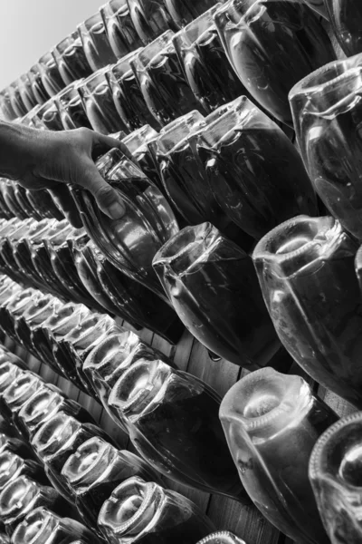Італія, Сицилія, пляшки з шампанським старіння у винний погріб — стокове фото