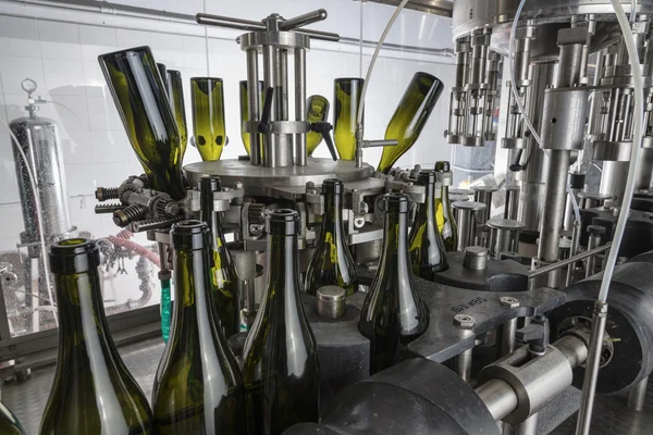 İtalya, Sicilya, şarap şişeleri yıkanmış ve şarap fabrikasında bir sanayi makinesi tarafından şarapla dolu hazır