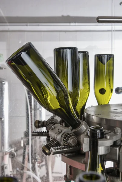 Italia, Sicilia, botellas de vino listas para ser lavadas y llenas de vino por una máquina industrial en una fábrica de vino — Foto de Stock