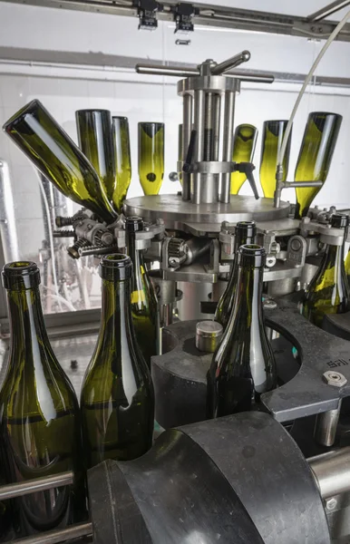 Italia, Sicilia, botellas de vino listas para ser lavadas y llenas de vino por una máquina industrial en una fábrica de vino — Foto de Stock