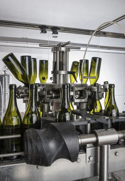 Itálie, Sicílie, láhve vína umýt a sestavil s vínem-průmyslové stroje v továrně na víno — Stock fotografie