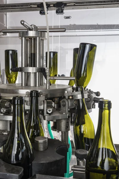 Italia, Sicilia, botellas de vino listas para ser lavadas y llenas de vino por una máquina industrial en una fábrica de vino —  Fotos de Stock