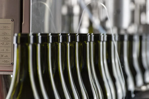 Italy, Sicily, wine bottles ready to be washed and filled with wine by an industrial machine in a wine factory — Stock Photo, Image