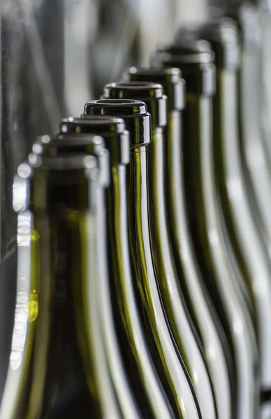 Italia, Sicilia, botellas de vino listas para ser lavadas y llenas de vino por una máquina industrial en una fábrica de vino — Foto de Stock