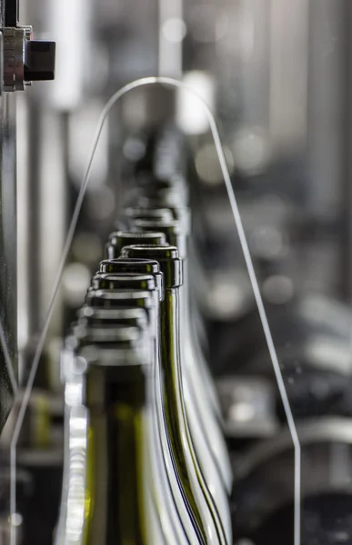 Italia, Sicilia, botellas de vino listas para ser lavadas y llenas de vino por una máquina industrial en una fábrica de vino — Foto de Stock