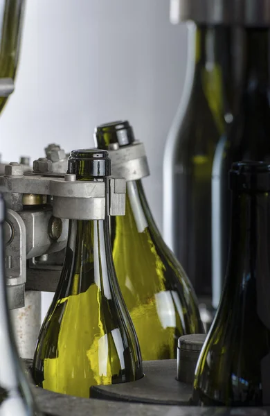 Italy, Sicily, wine bottles ready to be washed and filled with wine by an industrial machine in a wine factory — Stock Photo, Image