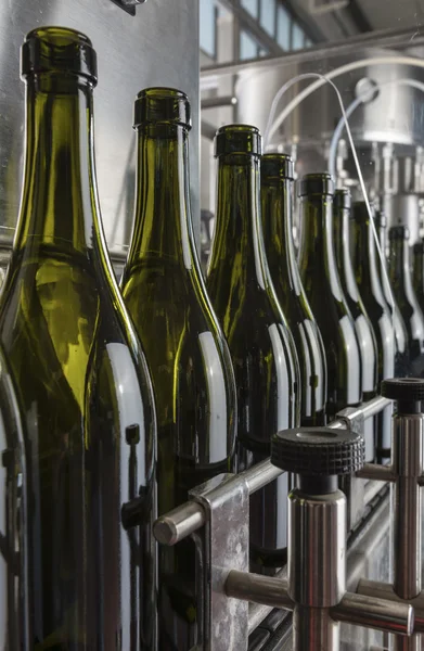 Italia, Sicilia, botellas de vino listas para ser lavadas y llenas de vino por una máquina industrial en una fábrica de vino — Foto de Stock