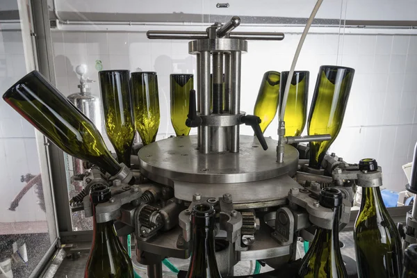 Italia, Sicilia, botellas de vino lavadas y llenas de vino por una máquina industrial en una fábrica de vino — Foto de Stock