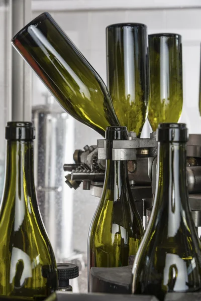 Ιταλία, Σικελία, κρασί μπουκάλια που πλένονται και γεμάτη με κρασί από ένα βιομηχανικό μηχάνημα σε ένα οινοποιείο — Φωτογραφία Αρχείου