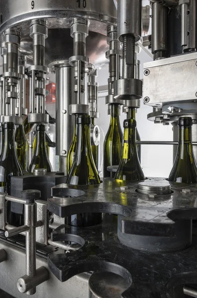 İtalya, Sicilya, şarap şişeleri ile şarap şarap fabrikasında bir sanayi makinesi tarafından doldurulur. — Stok fotoğraf