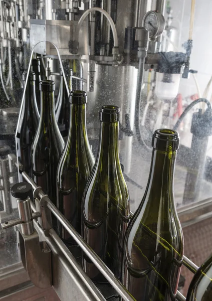 Yıkanmış ve şarap fabrikasında bir sanayi makinesi tarafından şarapla dolu İtalya, Sicilya, şarap şişe — Stok fotoğraf