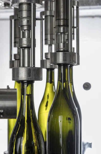 Ιταλία, Σικελία, μπουκάλια κρασιού, γεμάτη με κρασί από ένα βιομηχανικό μηχάνημα σε ένα οινοποιείο — Φωτογραφία Αρχείου