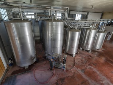 İtalya, Sicilya, ragusa eyaletinde, kırsal, paslanmaz çelik şarap kaplarda şarap fabrikası