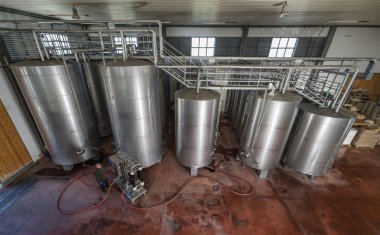 İtalya, Sicilya, ragusa eyaletinde, kırsal, paslanmaz çelik şarap kaplarda şarap fabrikası