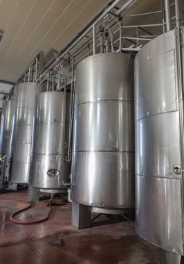 İtalya, Sicilya, ragusa eyaletinde, kırsal, paslanmaz çelik şarap kaplarda şarap fabrikası