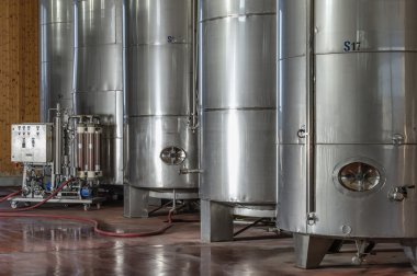 İtalya, Sicilya, ragusa eyaletinde, kırsal, paslanmaz çelik şarap kaplarda şarap fabrikası