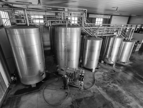 Włochy, Sycylia, prowincji ragusa, wsi, pojemniki ze stali nierdzewnej wina w fabrykę wina — Zdjęcie stockowe