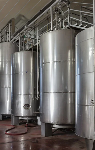 İtalya, Sicilya, ragusa eyaletinde, kırsal, paslanmaz çelik şarap kaplarda şarap fabrikası