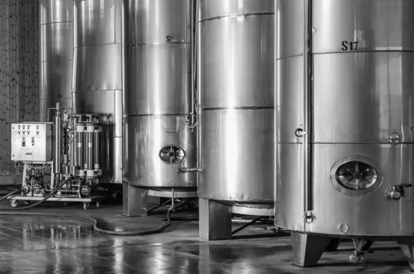 İtalya, Sicilya, ragusa eyaletinde, kırsal, paslanmaz çelik şarap kaplarda şarap fabrikası