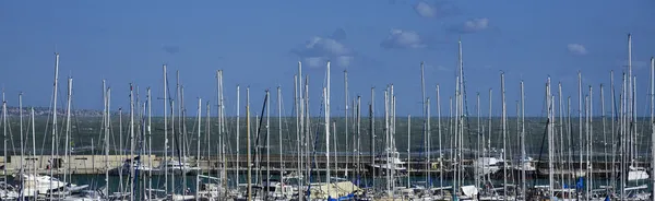 Italien, Sizilien, Mittelmeer, Marina di Ragusa, Blick auf Segelbootmasten im Hafen — Stockfoto