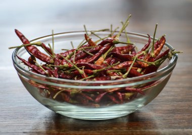 Sicilyalı kırmızı biber biber ahşap bir masa üzerinde bir kase kuru