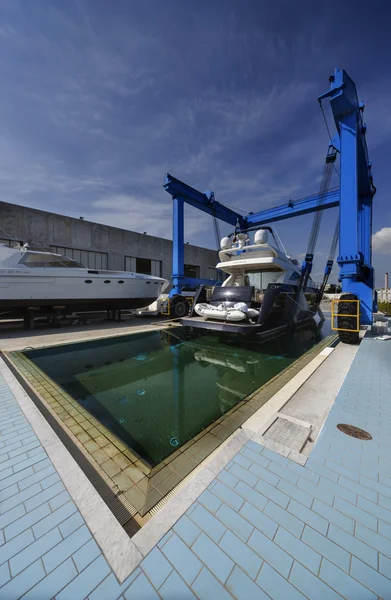 Luxury yachts under construction — Stock Photo, Image