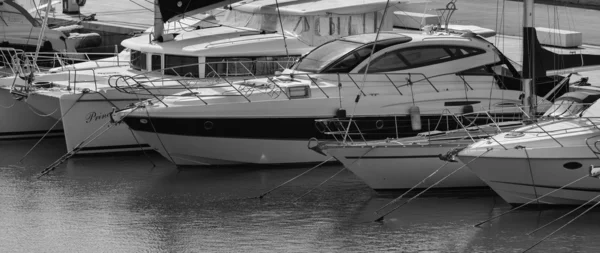 Vista di yacht di lusso nel porto turistico — Foto Stock