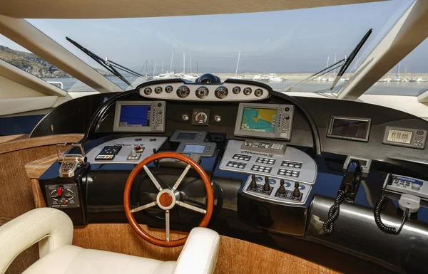 Italy, Alfamarine 78 luxury yacht, dinette, driving consolle — Stock Photo, Image