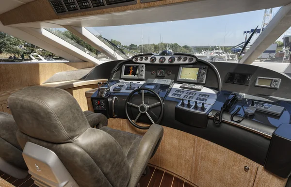 Italy, Alfamarine 78 luxury yacht - driving consolle — Stock Photo, Image