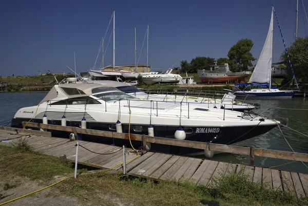 Luxusyachten auf der Werft — Stockfoto