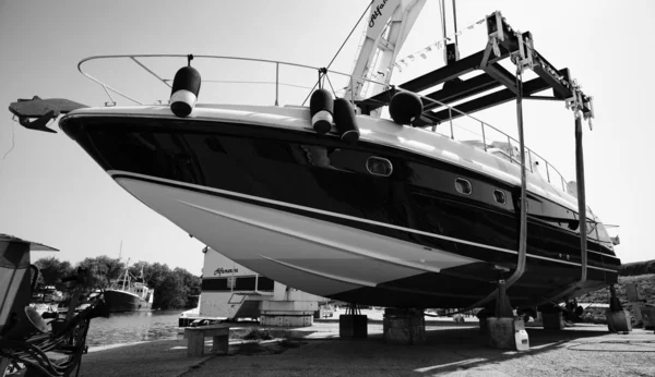 Luxury yacht at the boatyard — Stock Photo, Image