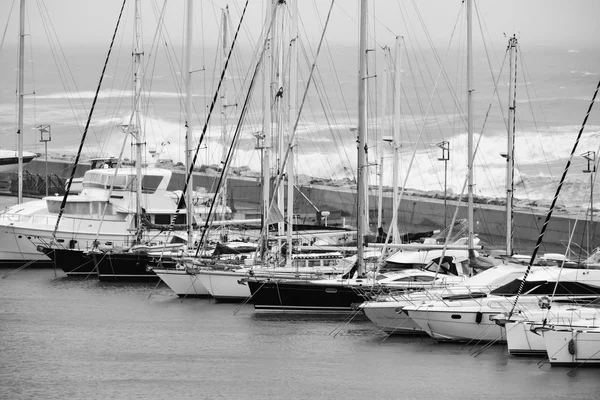 Veduta di yacht di lusso nella marina in una giornata tempestosa — Foto Stock