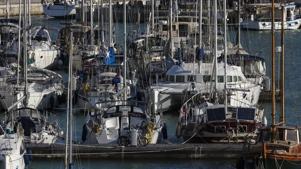 Visa av lyxbåtar i hamnen — Stockfoto