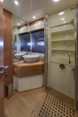 rizzardi 62ht yat, Konuklar banyo