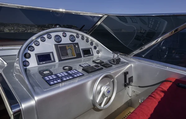 Rizzardi 63 yacht de luxe, cockpit, console de conduite — Photo