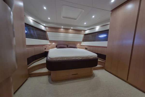 Rizzardi 62ht luksusowy jacht, pokój VIP-ów — Zdjęcie stockowe