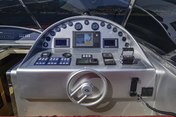 Rizzardi 63 luksusowy jacht, kokpit, jazdy consolle — Zdjęcie stockowe