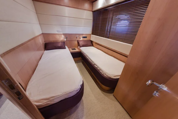Rizzardi 62ht 豪华游艇，客人卧室 — 图库照片