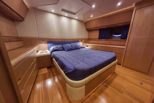 RIZZARDI 73HT yate de lujo, dormitorio Vips —  Fotos de Stock