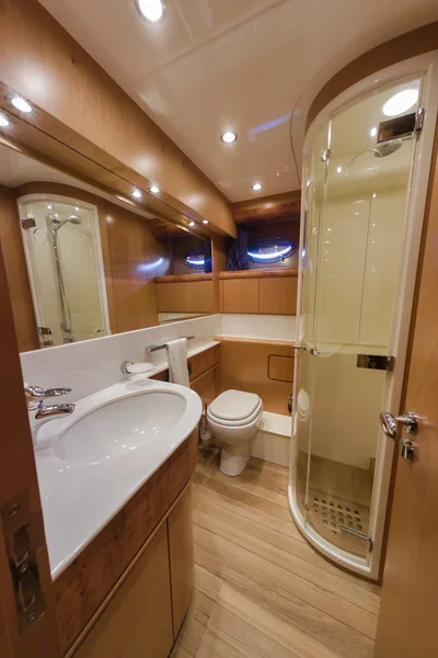 RIZZARDI 73HT yate de lujo, baño principal —  Fotos de Stock