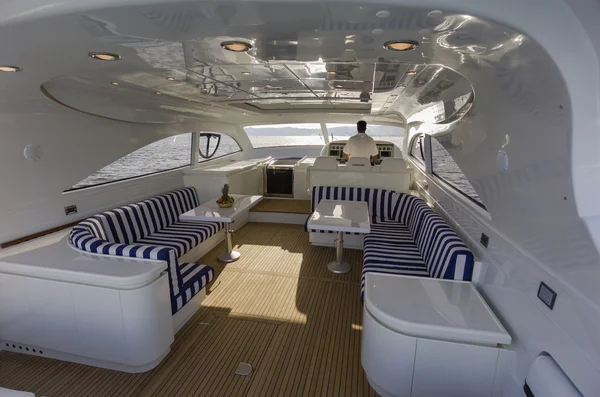 Rizzardi 73 yacht di lusso, cabina di guida — Foto Stock