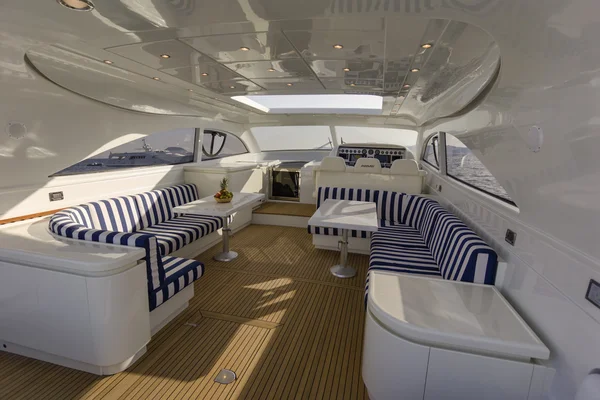 Rizzardi 73 luxus jacht, a pilótafülke — Stock Fotó