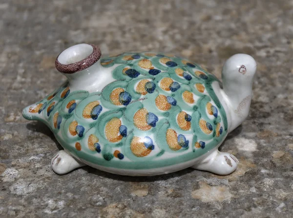 Italia, Sicilia, pequeño siciliano pintado a mano tortuga cerámica Caltagirone — Foto de Stock