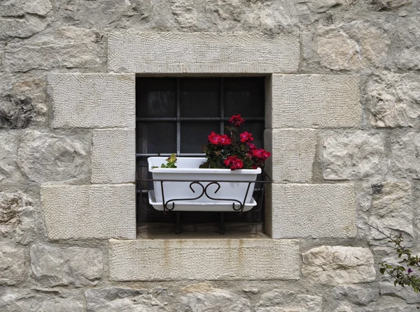 Italy, Sicily, Ragusa province, countryside, small window in a stone house — Stock Photo, Image