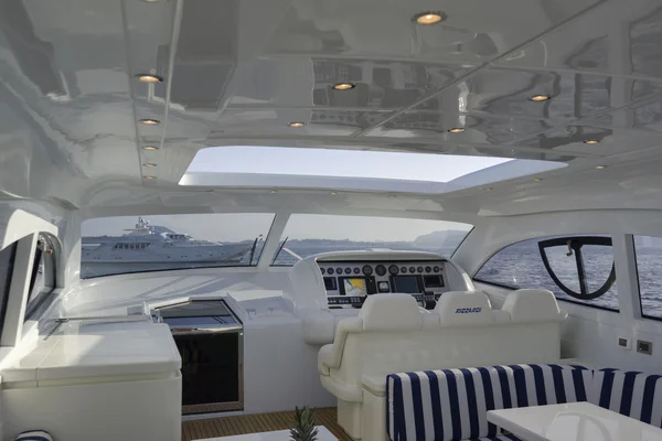 Rizzardi 73 luksusowy jacht, kokpitu i jazdy consolle — Zdjęcie stockowe