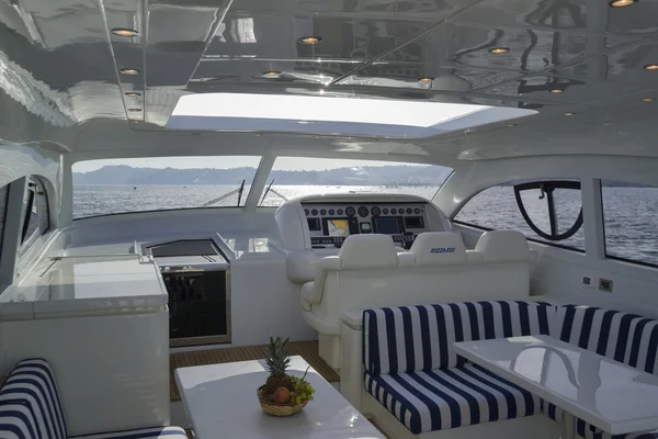 Rizzardi 73 lyxyacht, cockpit och drivande consolle — Stockfoto