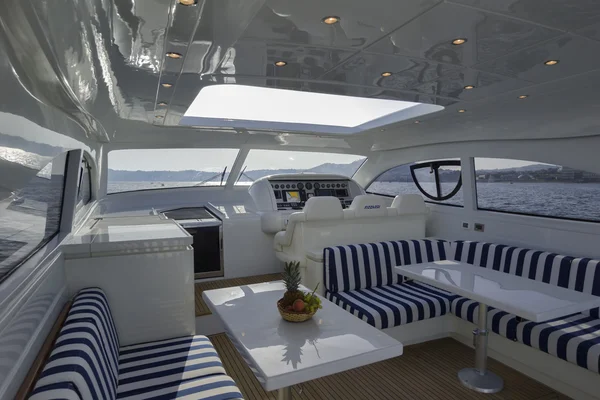 Rizzardi 73 luxejacht, cockpit en drijvende consolle — Stockfoto