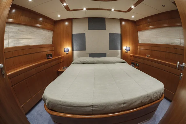 Vips bedroom on luxury yacht RIZZARDI TEKNEMA 65 — Stock Photo, Image